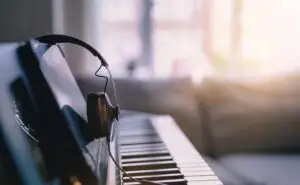 headphones-on-piano